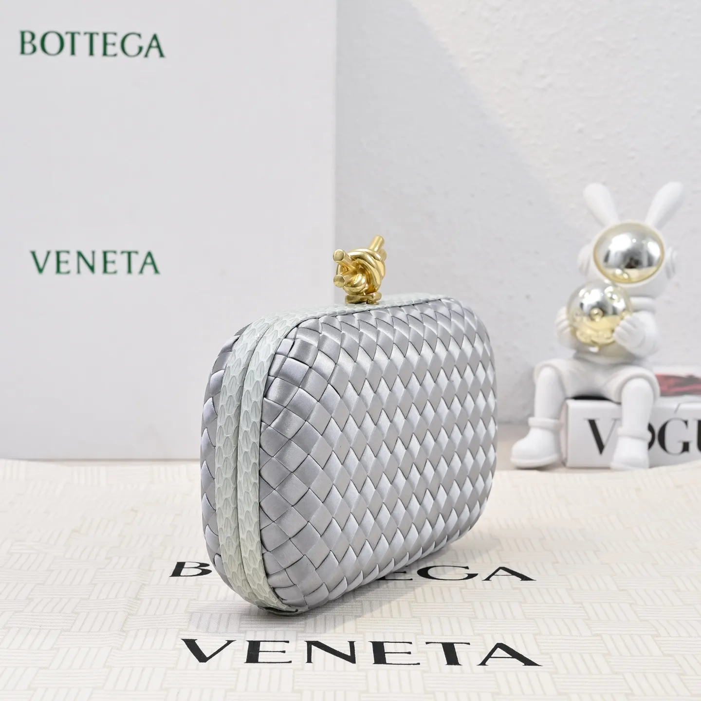 Batch 1460 #BV Knot woven evening bag series ~ Each bag reveals exquisite elegance💫Iconic classic silk weaving➕snake skin trimming with knot buckle, soft and delicate feel. The design is small and exquisite, low-key without logo, elegant and elegant. Paired with evening dress or cheongsam, it has the atmosphere of a famous and wealthy lady. Full of aura and invincible texture💃 Model: 7622 Dimensions: 20x12x5.5